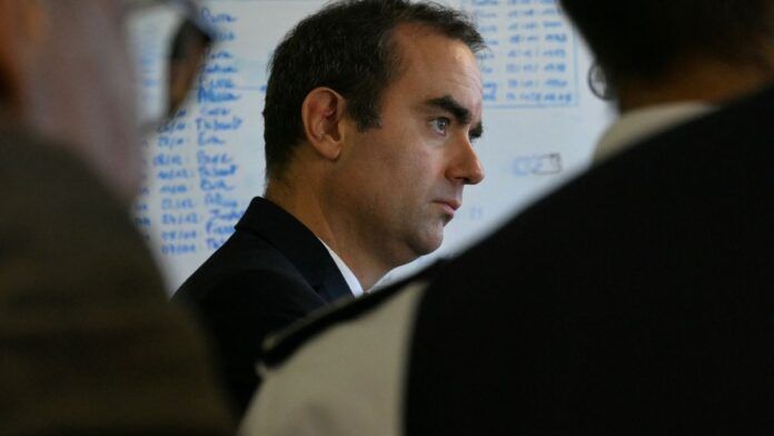 Premiê francês faz apelo pelo fim de “espetáculo ridículo” conforme prazo para orçamento se aproxima