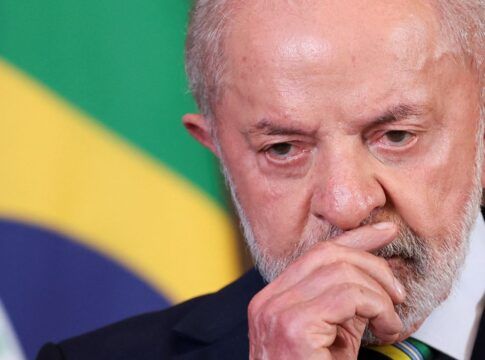Uma foto em close-up (plano detalhe) que foca no rosto e na expressão do presidente Luiz Inácio Lula da Silva. A imagem é cortada logo abaixo do nariz e acima da testa, concentrando-se na face.