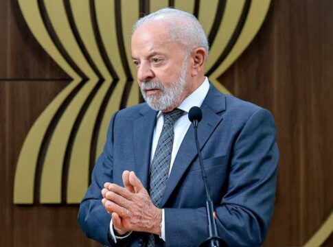 A imagem mostra o Presidente Luiz Inácio Lula da Silva em um ambiente interno, que parece ser um local de conferências ou reunião diplomática, em Jacarta, na Indonésia, durante a sua participação em eventos da ASEAN (Associação de Nações do Sudeste Asiático).