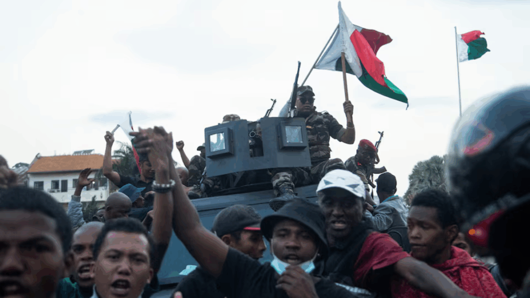 Pessoas protestando nas ruas de Madagascar