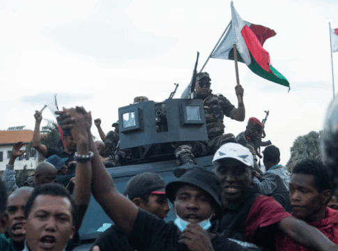 Pessoas protestando nas ruas de Madagascar