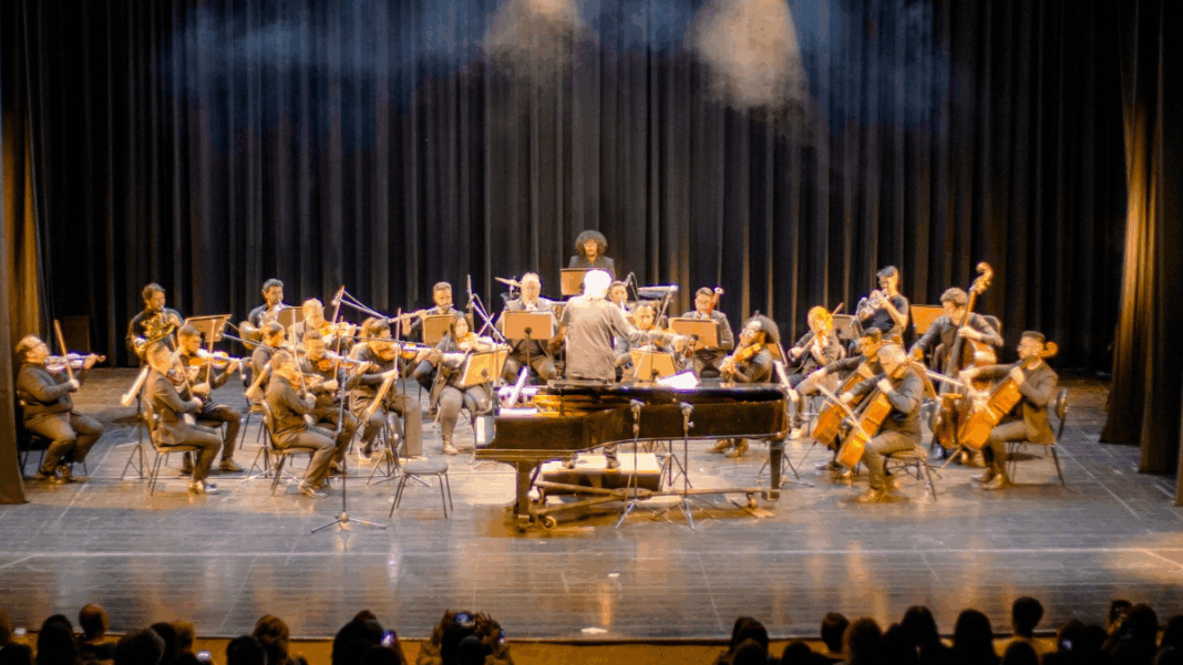 Maestro João Martins tocanco com orquestra