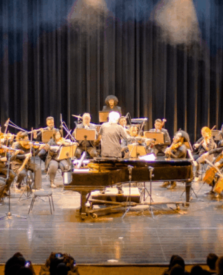 Maestro João Martins tocanco com orquestra