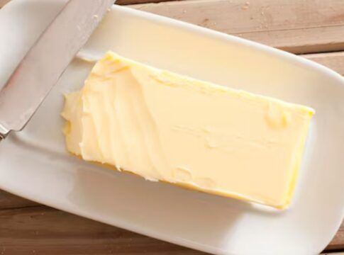 Manteiga com uma faca do lado