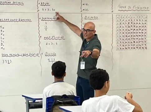 O professor Marcos Nunes, do Ginásio Educacional Olímpico Isabel Salgado, no Rio, mostra formas que encontra para despertar o interesse dos alunos