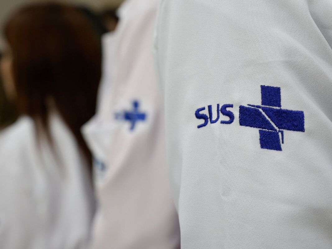 Jaleco com logo do SUS