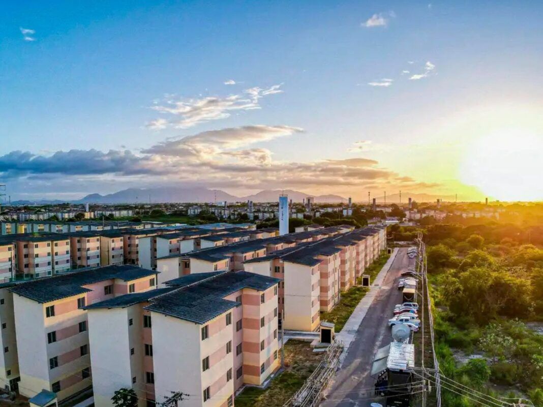 Conjunto habitacional ao pôr do sol