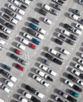 Estacionamento com vários carros