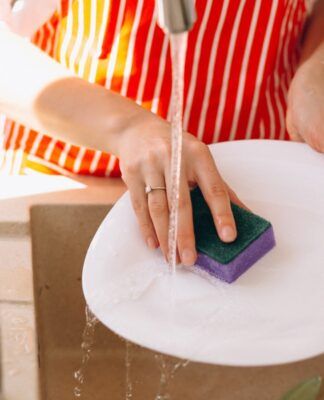 Mulher lavando louça