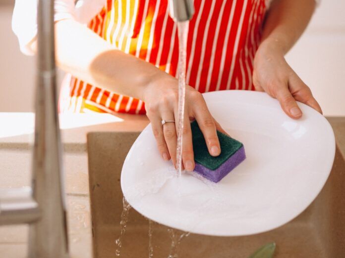 Mulher lavando louça