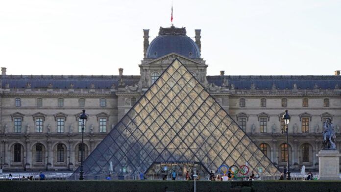 Roubo descarado no Louvre teve ladrões desarmados, guindaste e 8 joias levadas; veja o que se sabe