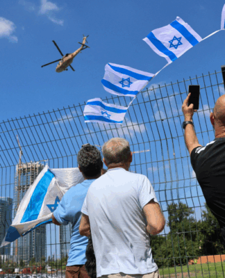 Pessoas na Faixa de Gaza celebrando liberação de reféns.