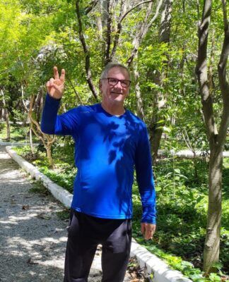 Ativista deixa vida de executivo bem-sucedido para plantar 42 mil árvores em SP