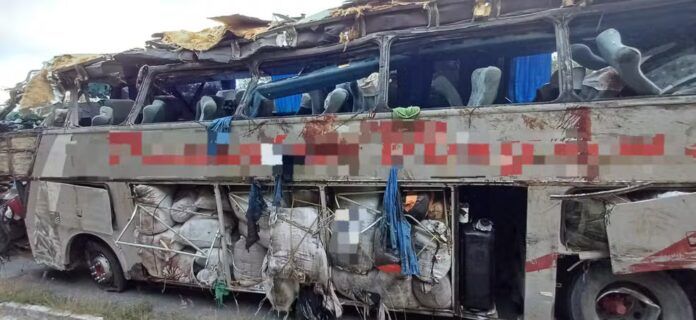 Ônibus que tombou na BR-423 destruído