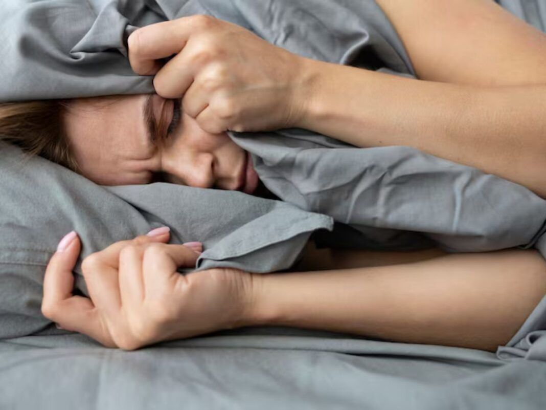 mulher dormindo mal com pesadelos