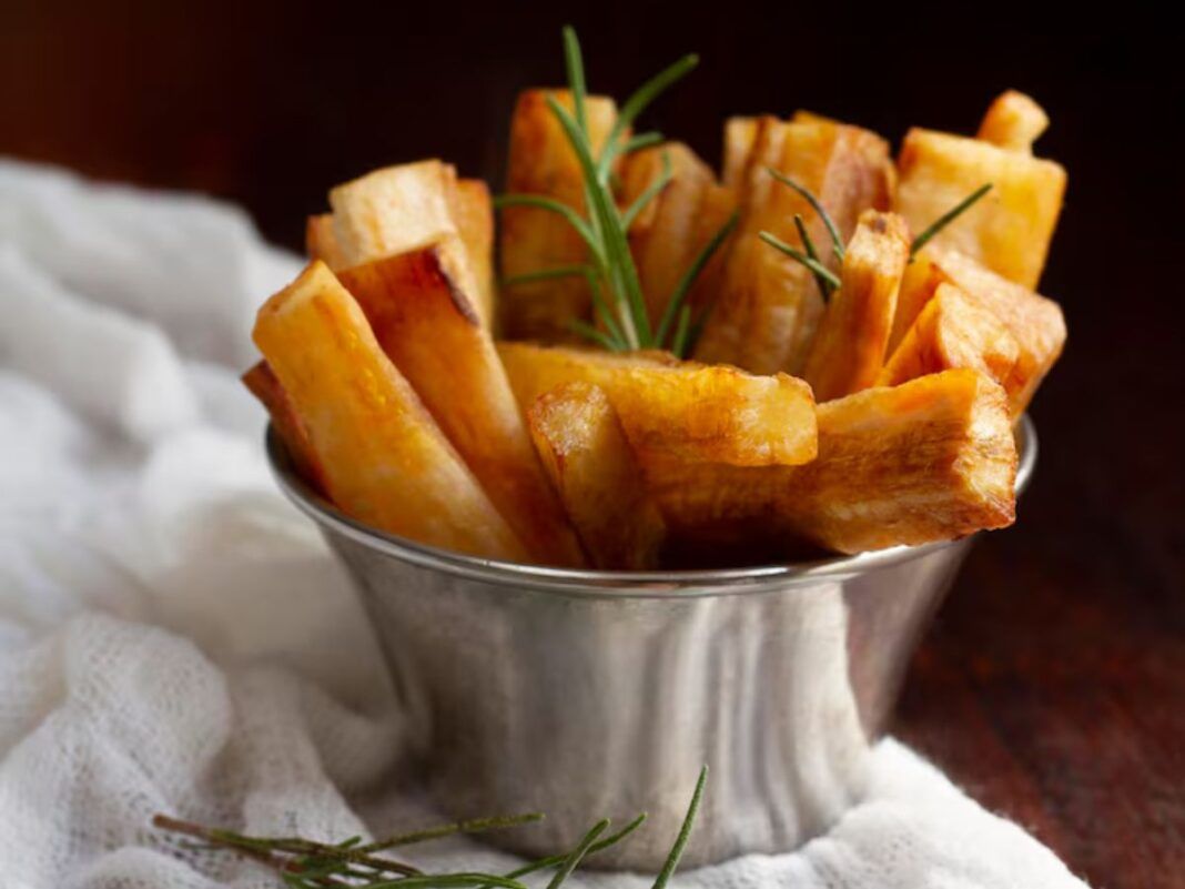 Batatas cortadas em palitos dentro de um pote