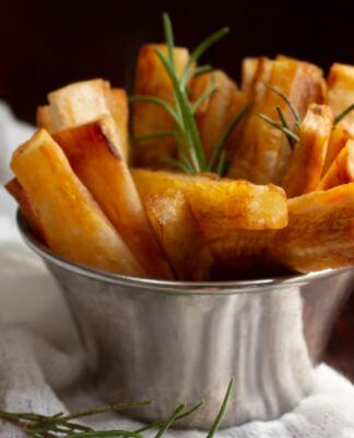 Batatas cortadas em palitos dentro de um pote