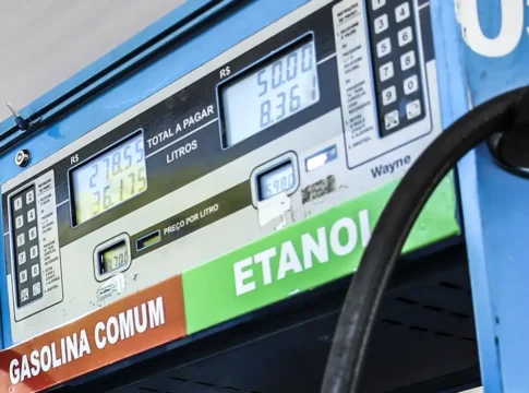 Petrobras reduz preço da gasolina em 4,9% a partir de terça-feira