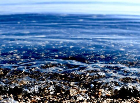 Imagem de cristais na areia do mar