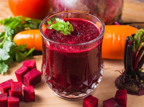 Copo de suco de beterraba