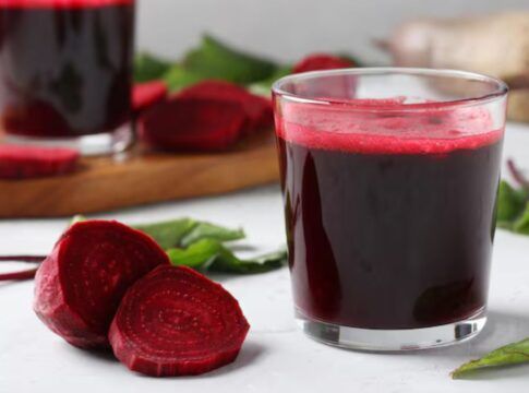 Copo de suco de beterraba