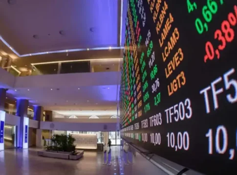 Ibovespa fecha em queda com exterior e fiscal e amplia ajuste em outubro