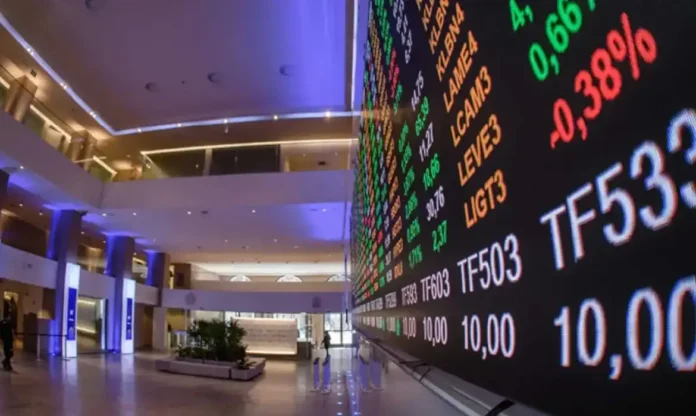 Ibovespa fecha em queda com exterior e fiscal e amplia ajuste em outubro