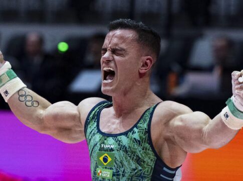 Foto de Caio souza após se classificar para as finais do individual geral