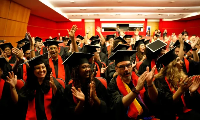 Formandos da Universidade das Quebradas celebram periferia na ABL