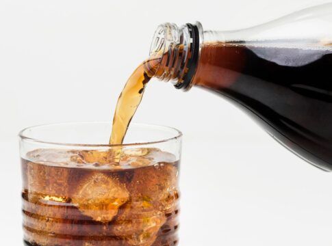 Garrafa e copo de refrigerante