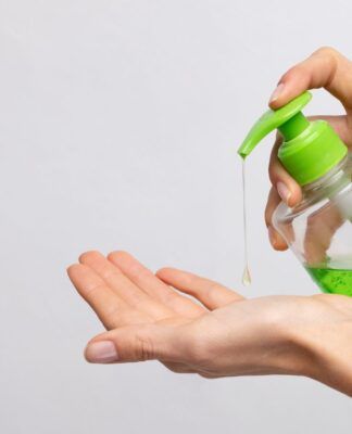 Pessoa passando sabonete líquido nas mãos