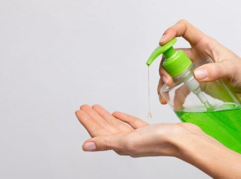 Pessoa passando sabonete líquido nas mãos