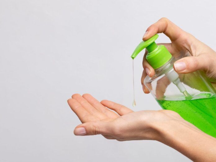 Pessoa passando sabonete líquido nas mãos