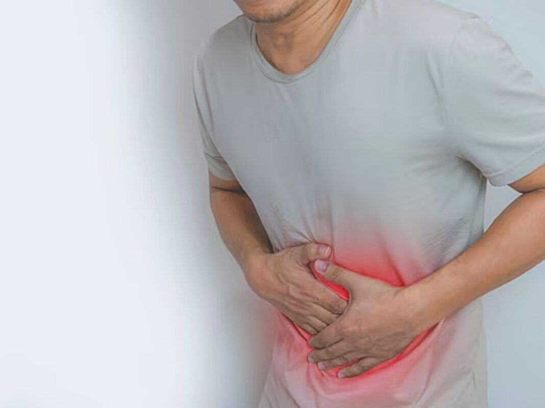 Homem com dor na barriga