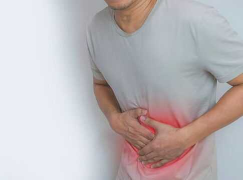 Homem com dor na barriga