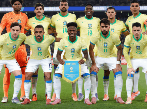 seleção brasileira posando par foto oficial