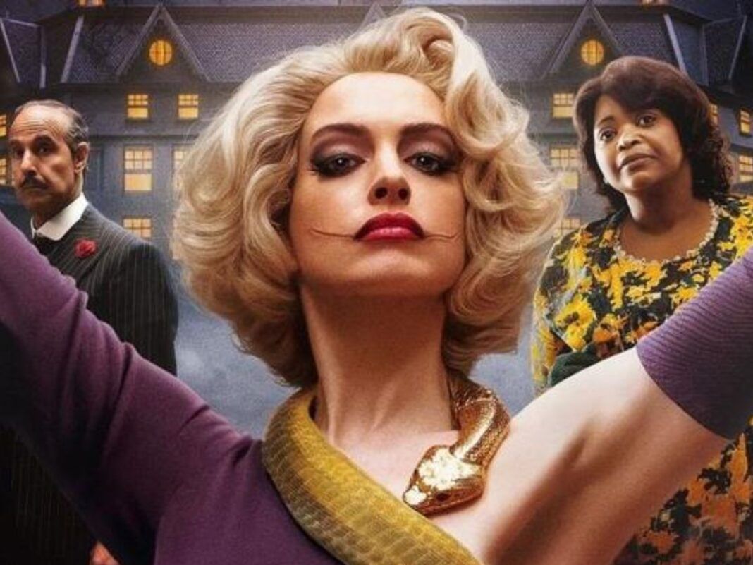 Mulher com cicatriz no rosto. Ela está com os braços para cima, no lado direito está uma outra mulher e no lado esquerdo há um homem.