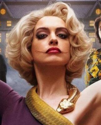 Mulher com cicatriz no rosto. Ela está com os braços para cima, no lado direito está uma outra mulher e no lado esquerdo há um homem.