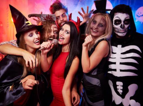 Grupo de amigos fantasiados para o halloween