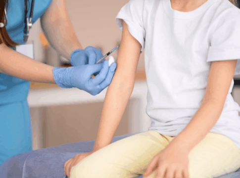 criança sendo vacinada