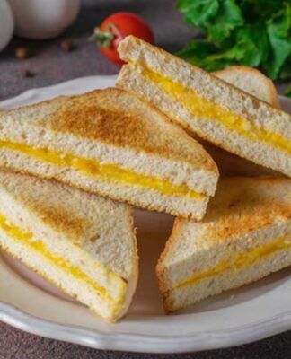 sanduíche de ovo cortado em triângulos no pão de forma