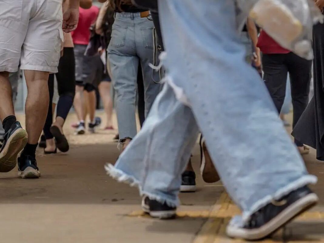 Pessoas indo prestar vestibular