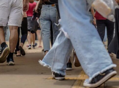 Pessoas indo prestar vestibular