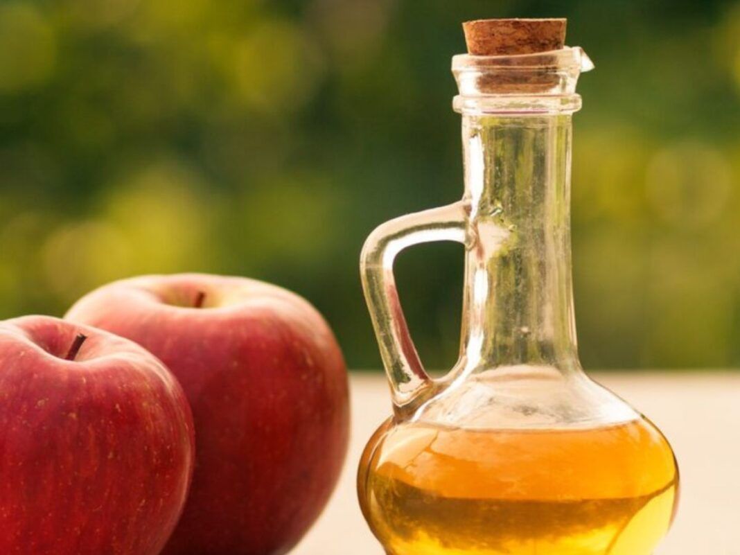 Vinagre de maçã em cima de uma mesa de madeira