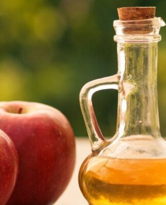 Vinagre de maçã em cima de uma mesa de madeira
