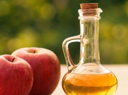 Vinagre de maçã em cima de uma mesa de madeira