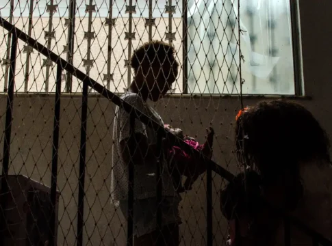 Cai tempo de acolhimento de crianças no estado do Rio