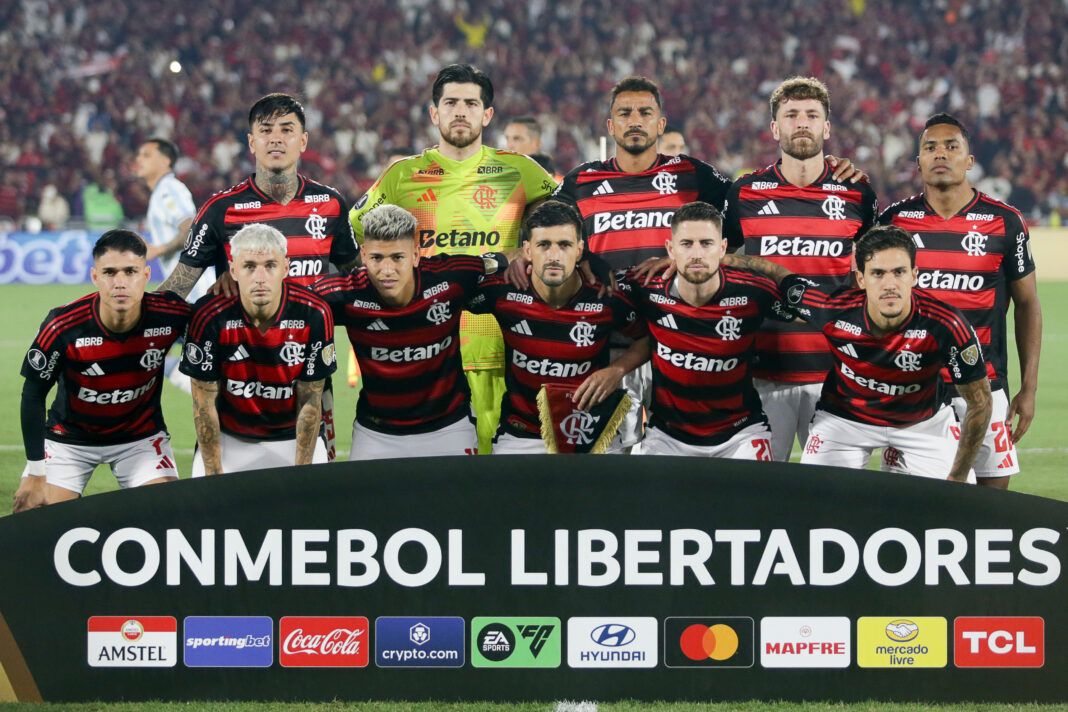 Elenco do Flamengo na foto antes do jogo contra o Racing