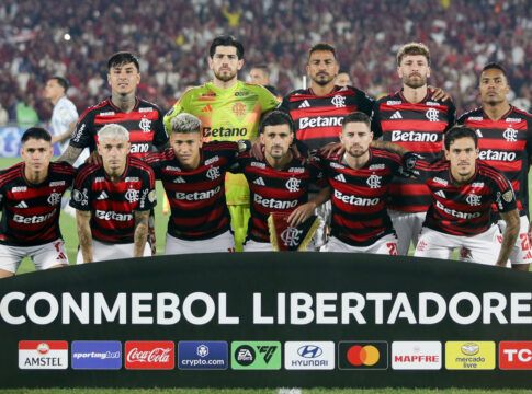Elenco do Flamengo na foto antes do jogo contra o Racing