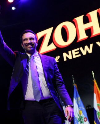 Prefeito de Nova York acena para o público